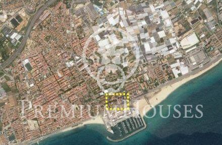 Casa en venta para reformar con gran terreno a primera línea de mar en Premiá de Mar, 325 mt2, 5 habitaciones