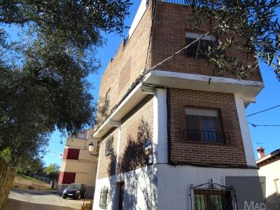 ESTUDIO HOME MADRID OFRECE en el pueblo de Castillo de Bayuela una estupenda casa, 120 mt2, 4 habitaciones
