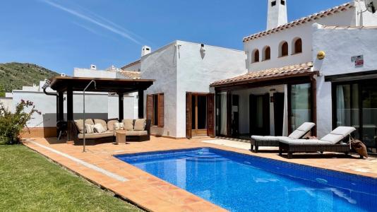 Bonita villa soleada con orientación oeste de 3 dormitorios y 2 baños con piscina privada, 180 mt2, 3 habitaciones