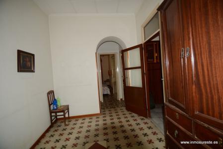 Se vende casa en Casco Histórico de Orihuela. Propiedad distribuida en tres plantas., 276 mt2, 3 habitaciones