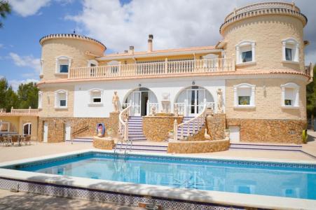 Villa de lujo con terreno de 57.000m2 ubicada en Pilar de la Horadada (Alicante), 737 mt2, 7 habitaciones