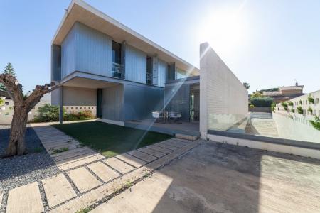 CASA  LINEAS RECTAS Y CRISTAL EXCELENTE CONSTRUCCION, 411 mt2, 3 habitaciones