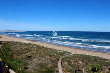 Precioso apartamento con  maravillosas vistas al mar situado en primerísima linea, 70 mt2, 2 habitaciones