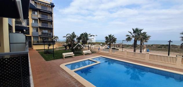 Apartamento con vistas abiertas al mar situado en 1ª línea de la playa de Guardamar, 75 mt2, 3 habitaciones