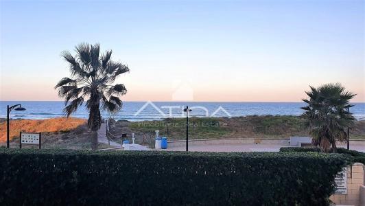 Apartamento con vistas panorámicas al mar situado en 1ª línea playa Guardamar, 85 mt2, 3 habitaciones