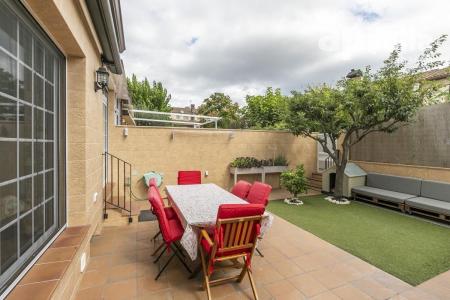 ESPECTACULAR CASA ESQUINERA CON PISCINA COMUNITARIA Y JARDÍN, 125 mt2, 4 habitaciones