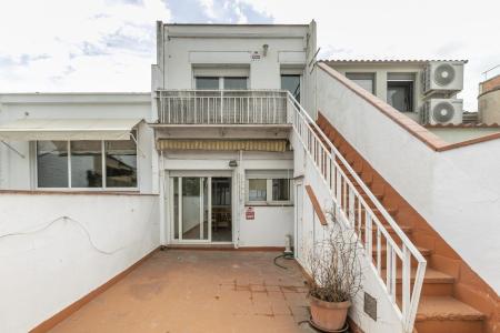 Casa adosada en zona Gracia con planta baja + 2 plantas en Sabadell, 225 mt2, 4 habitaciones