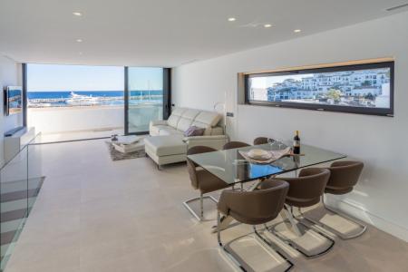 Magnífico y lujoso Atico Dúplex en primera línea de Puerto Banús, Marbella, 152 mt2, 2 habitaciones