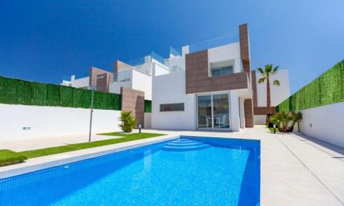 Villa adosada 3 dormitorios, 3 baños, solárium, piscina privada, parking en Guardamar del Segura, 110 mt2, 3 habitaciones