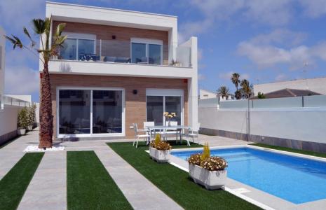 Villa de 3 dormitorios con jardín, terraza y piscina, cerca de las playas en San Pedro del Pinatar, 114 mt2, 3 habitaciones