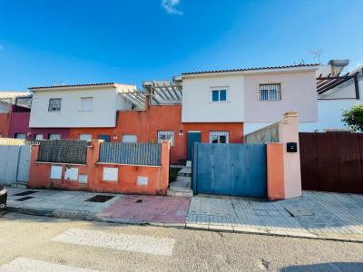 Casa adosada 2D en venta entre Olivares y Salteras, 87 mt2, 2 habitaciones