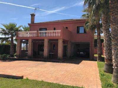 Magnífico Chalet en Conil con un jardín espectacular muy cerca de la playa, 285 mt2, 5 habitaciones