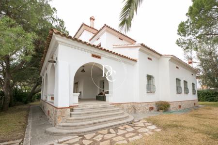 Casa en venta en primera línea de mar en Comarruga, 257 mt2, 5 habitaciones