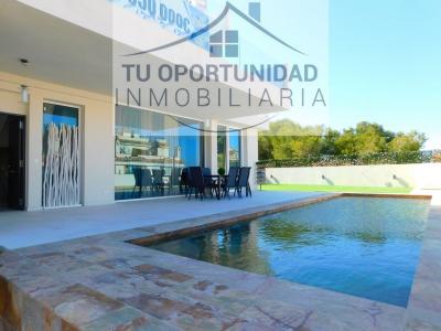 ¡OPORTUNIDAD! Villa de Lujo con piscina ubicada en la Zenia, 189 mt2, 3 habitaciones