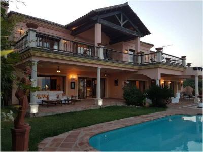 Villa de estilo combinada con materiales de arquitectura Andaluza, 800 mt2, 6 habitaciones