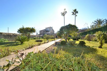 Casa de pueblo en venta en Lloret con un inmenso jardín y cédula de habitabilidad, 285 mt2, 6 habitaciones