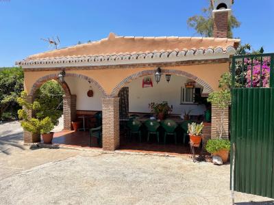 Casa del campo con 3 establos, piscina, frutales  y pozo, 252 mt2, 5 habitaciones