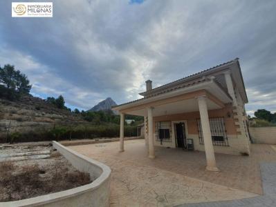 Chalet  independiente en Finestrat con vistas a la montaña y una parcela de 4000 m2., 143 mt2, 4 habitaciones