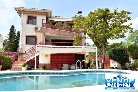 Chalet con jardin y piscina en Oliva, 273 mt2, 4 habitaciones