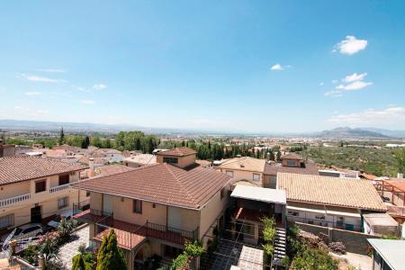 Compuesta por 3 plantas y una ultima con terraza solárium. Situada en una zona centrica, 378 mt2, 4 habitaciones