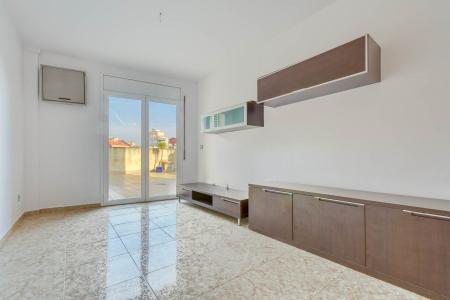 Piso con terraza de 74 m2 y parquig en Figueres., 77 mt2, 2 habitaciones