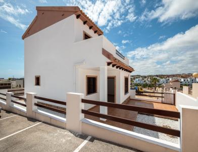 Villa con vistas abiertas a Orihuela Costa LLAVE EN MA con carácter mediterráneo cerca a VIllamartín, 90 mt2, 3 habitaciones
