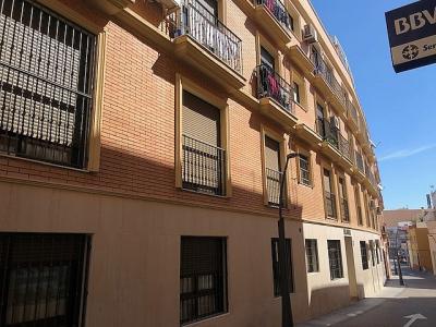 Se vende piso  junto al Ayuntamiento de Roquetas de Mar, 100 mt2, 2 habitaciones