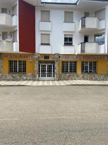 RESTAURANTE Y PISO EN MATALLANA DE TORÍO., 177 mt2