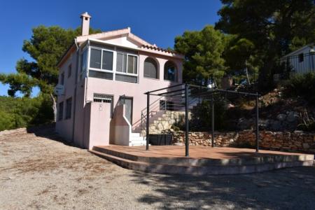 Bonita villa situada a 6 km de la playa y del pueblo (l'Ampolla), 90 mt2, 3 habitaciones