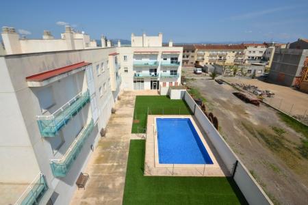 Piso de 2 dormitorios, solárium privado, plaza de parking y piscina comunitaria en Deltebre, 55 mt2, 2 habitaciones