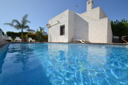 Bonito chalet con piscina privada y parking en la playa de Riumar, 117 mt2, 3 habitaciones