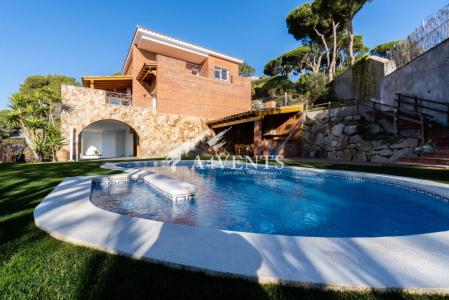 Espectacular casa en Cabrils con bonitas vistas al mar, 505 mt2, 5 habitaciones