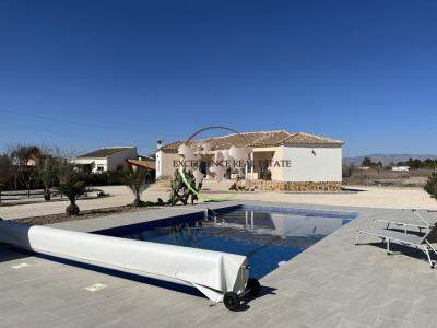 Precioso Chalet en Catral , provincia de Alicante, con piscina, 153 mt2, 3 habitaciones