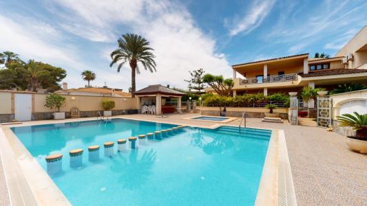 Villa de lujo con 8 dormitorios y 7 baños con piscinas privadas en La Zenia, 792 mt2, 8 habitaciones