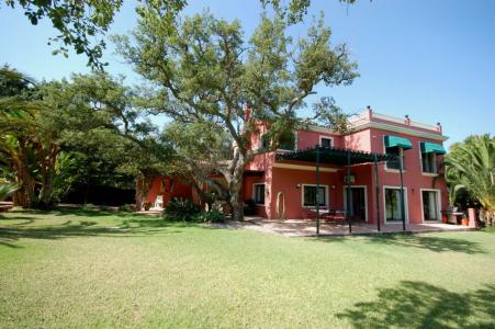 Villa familiar en Sotogrande con pisicina, pista de tenis y jardín maduro, 610 mt2, 6 habitaciones