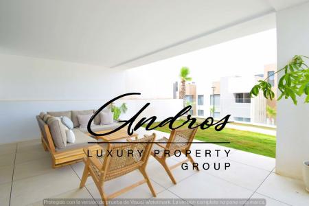 Nuevo apartamento vanguardista de 3 dormitorios, con jardín y porche, próxima a la playa en Marbella, 153 mt2, 3 habitaciones