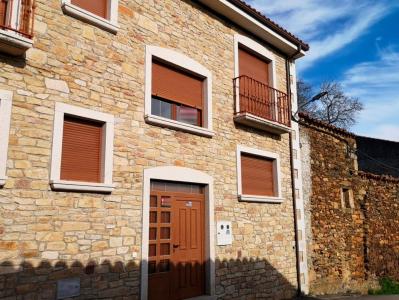 Urbis te ofrece una casa en venta en Saucelle, Salamanca., 315 mt2, 4 habitaciones