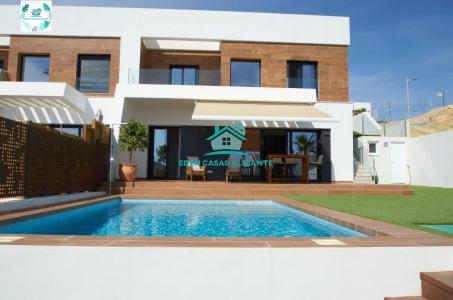 Vivienda adosada de esquina de obra nueva con piscina privada, vistas panorámica a Benidorm y al mar, 144 mt2, 3 habitaciones
