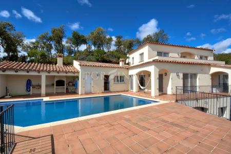 Villa grande de 4 dormitorios con piscina y vistas al mar en una tranquila urbanización de Calonge., 320 mt2, 4 habitaciones