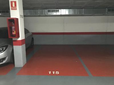 Plaza garaje muy cómoda en parking con entrada y salida independientes, ascensor y bien conservado, 25 mt2