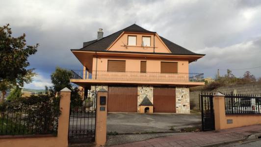 Venta casa con parcela en Bellavista de Cacabelos, 670 mt2, 4 habitaciones