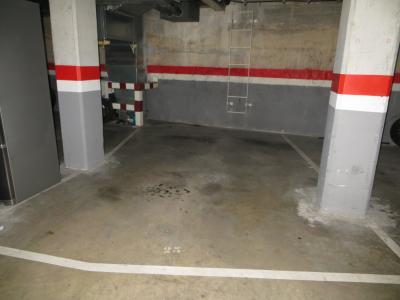 SE VENDE  PLAZA DE PARKING EN TERRASSA,  ZONA UNIVERSITARIA CEMENTIRI VELL, 10 mt2