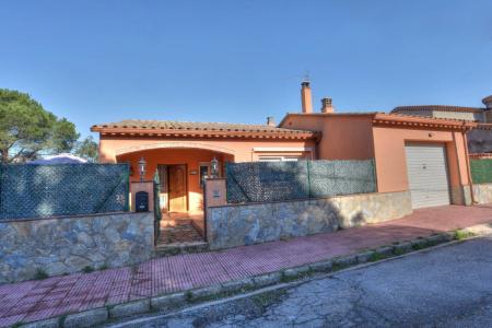 BONITA CASA con vivienda independiente, cómoda y funcional, con muy buen jardín ., 230 mt2, 5 habitaciones