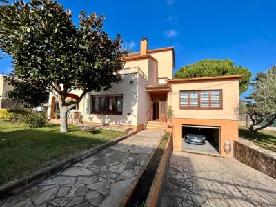 Bonita casa en Mas Ambros con garaje, jardín y piscina privada, 279 mt2, 6 habitaciones