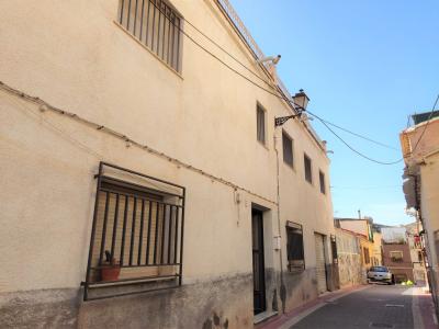Casa de 2 plantas, con 5 habitaciones y cochera en Lorca. Zona centro norte, 200 mt2, 5 habitaciones