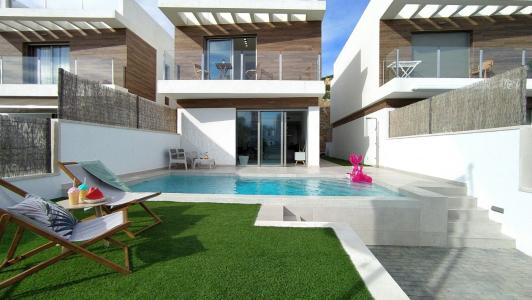 Villa con piscina propia y gran solárium, 100 mt2, 3 habitaciones