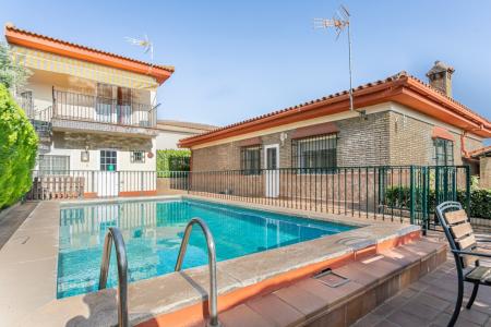 Disfruta este verano de tu casa, aislada, con piscina  en urbanización Los Ángeles, Valencina., 246 mt2, 4 habitaciones