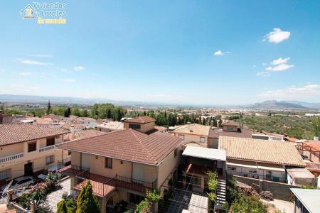 Compuesta por 3 plantas y una ultima con terraza solárium. Situada en una zona centrica, 378 mt2, 4 habitaciones