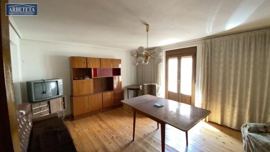 Inmobiliaria Arbeteta vende piso con patio en Molina de Aragón., 120 mt2, 3 habitaciones