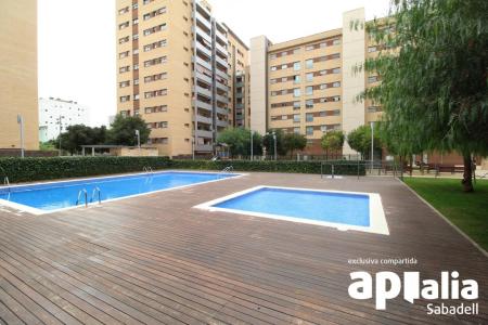 Piso seminuevo 3 hab, con balcón y piscina comunitaria en Barberà del Vallès, 87 mt2, 3 habitaciones